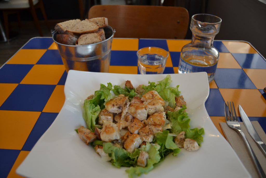 Assiette d'une salade de poulet, parmesan, croûtons et salade