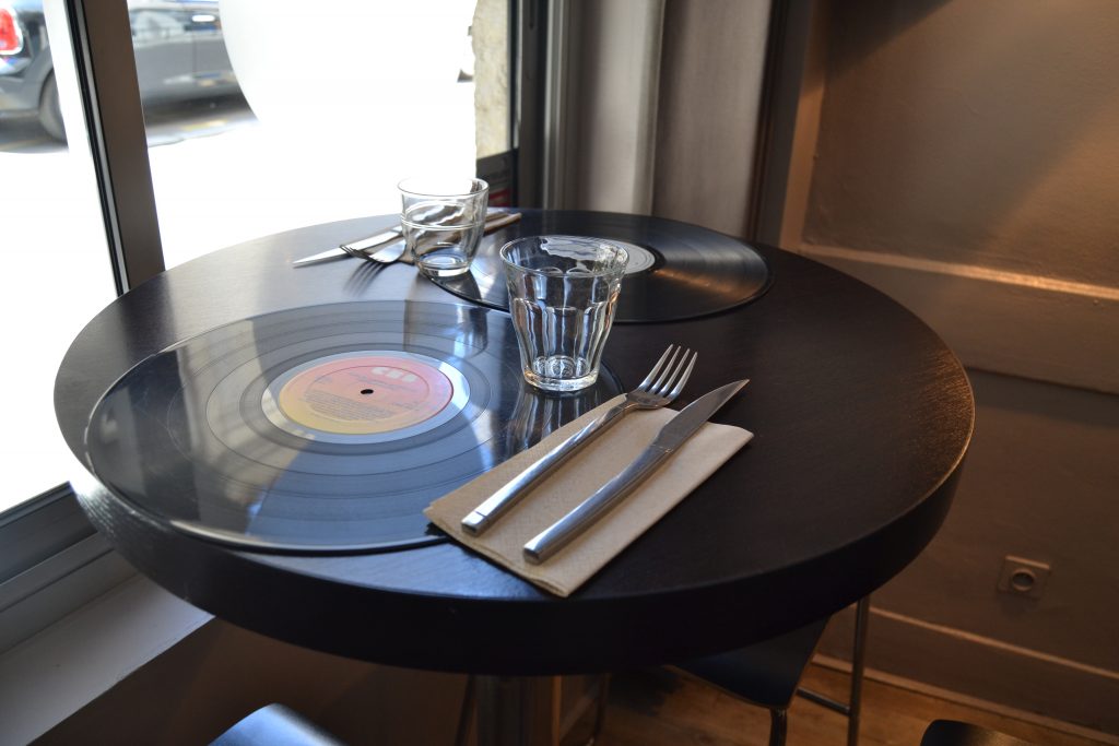 Photo d'une table ronde avec des vinyles en guise de dessous de table