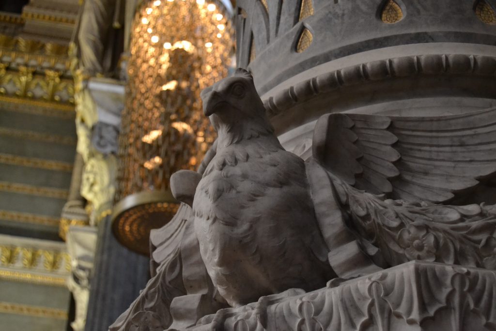 Photo d'une sculpture d'un aigle sur un des piliers intérieurs de la basilique