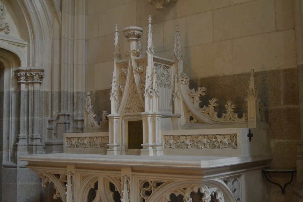 Photo d'un autel sculpté en pierre blanche