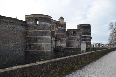 Photo de l'entrée du château par la promenade du bout du monde