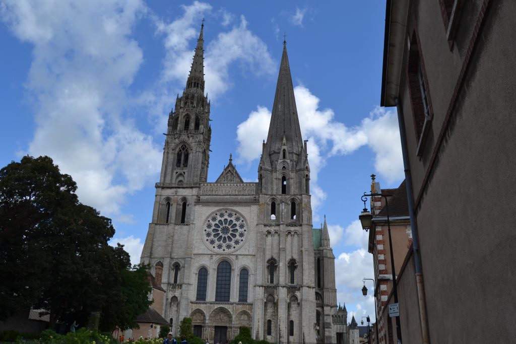 Photo du parvis de la cathédrale Notre-Dame de Chartres