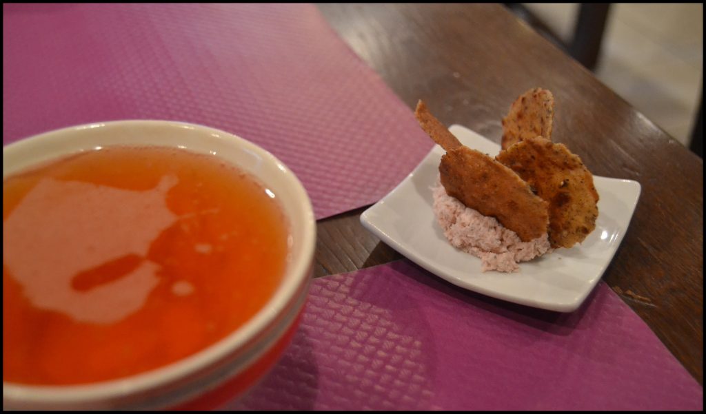 Photo d'une bolée de cidre et des rillettes de thons avec des chips de crêpes au blé noir