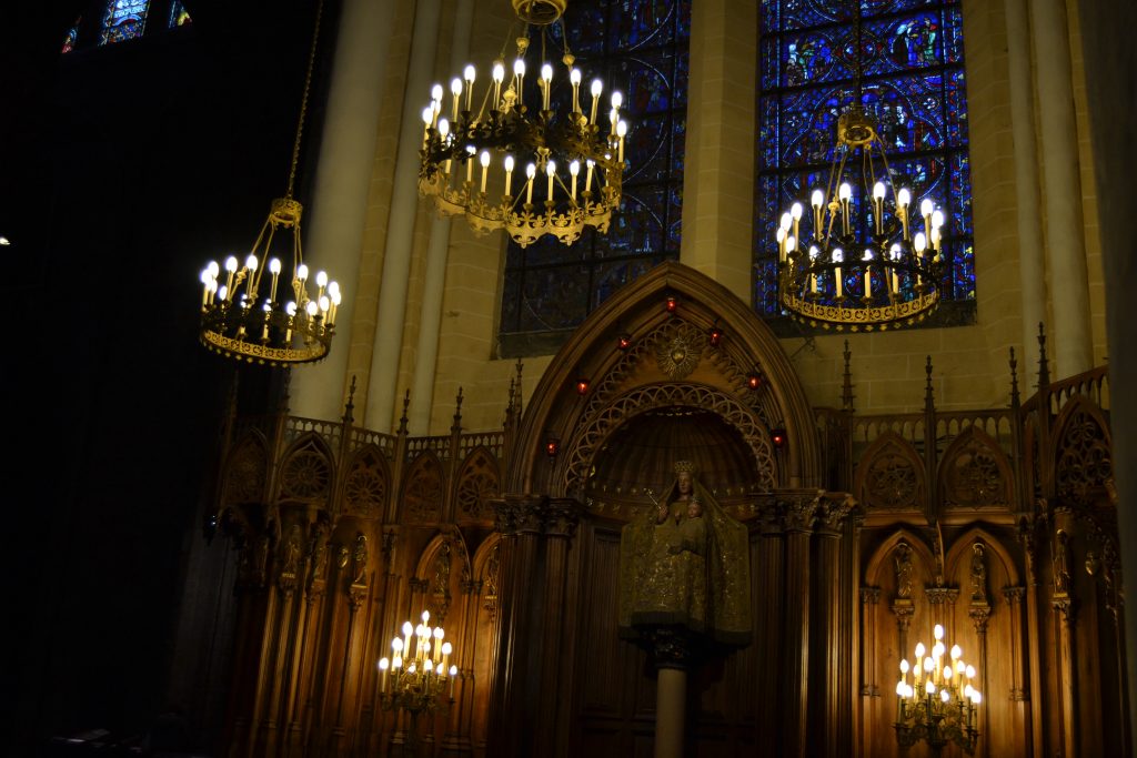 Photo d'un autel avec de superbes luminaires au-dessus