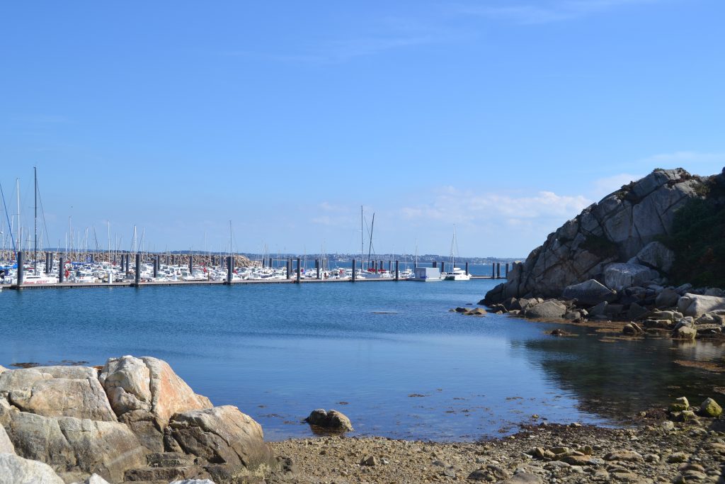 Photo du port de plaisance de Roscoff avec des bateaux