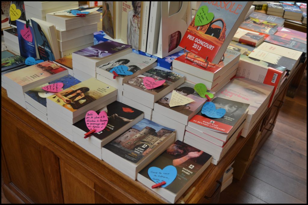 Photo d'une des tables des libraires avec les avis notés sur les livres