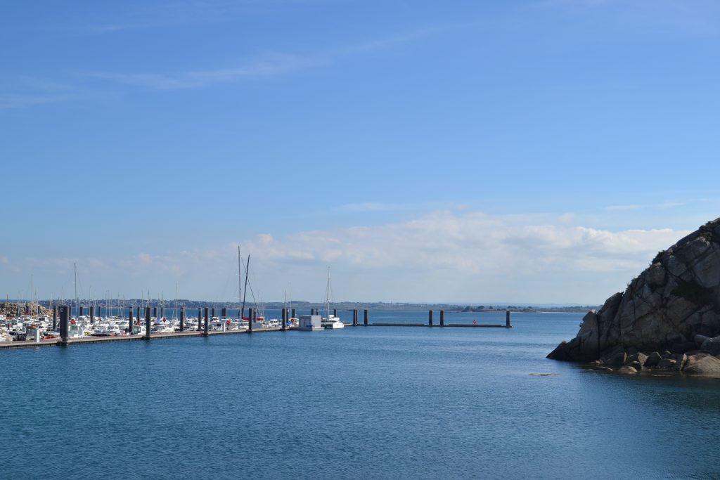Photo du port de plaisance de Roscoff avec des bateaux