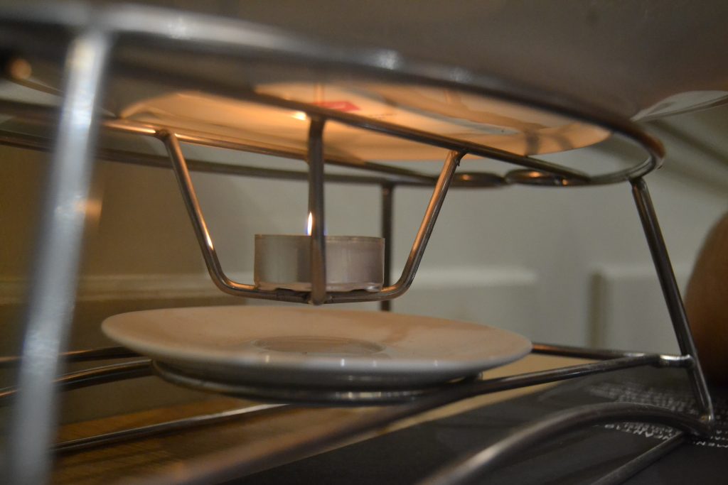Phot de l'installation avec une bougie chauffe-plat qui permet de garder l'assiette au chaud