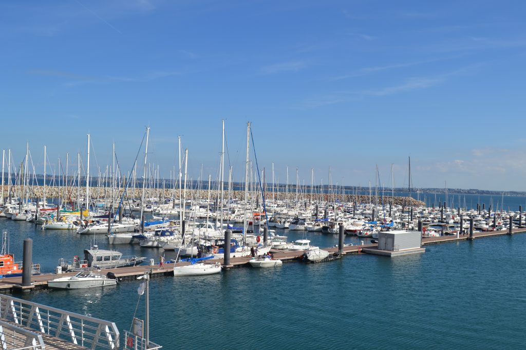 Photo du port avec des bateaux amarrés aux pontons
