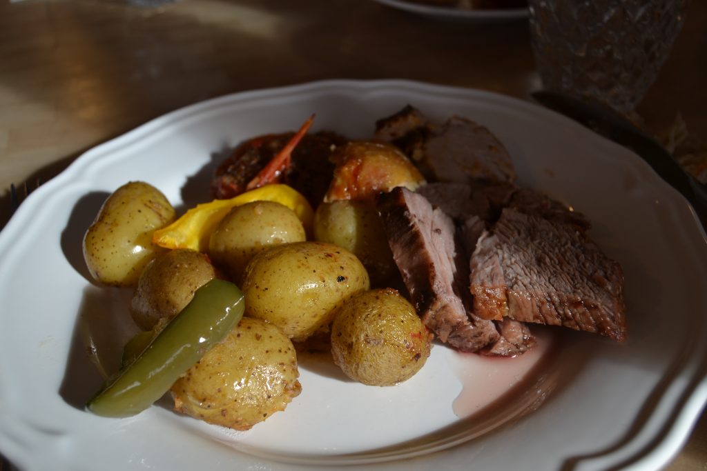 Photo de mon assiette avec les morceaux de viande, de pommes-de-terre et les autres légumes