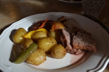 Photo de mon assiette avec les morceaux de viande, de pommes-de-terre et les autres légumes