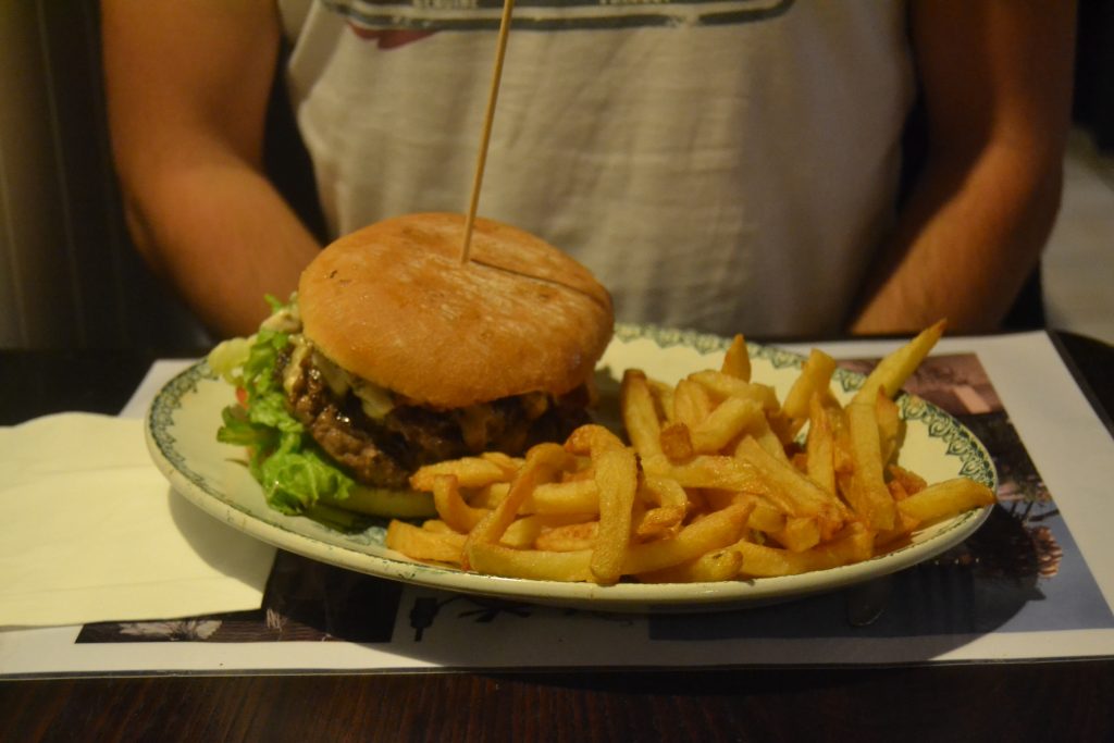 Photo du hamburger Big One et des frites qui l'accompagnent