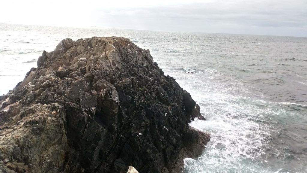 Photo d'un immense rocher dans la mer