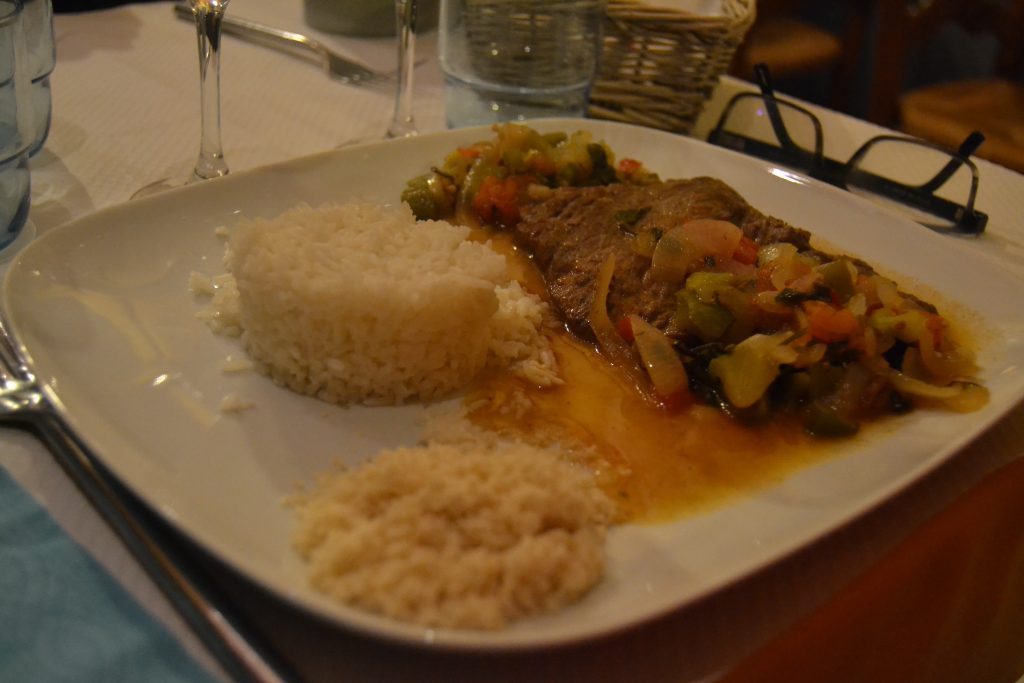 Photo du plat de M. avec du riz et de la viande