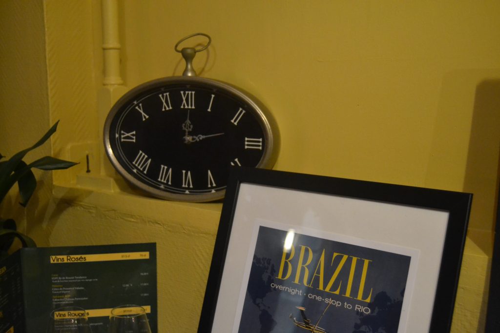 Photo d'une horloge avec une affiche sur laquelle est inscrit "Brazil"