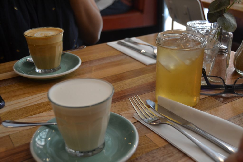 Photo de nos boissons, un chaï latte, un iced tea et un capucino