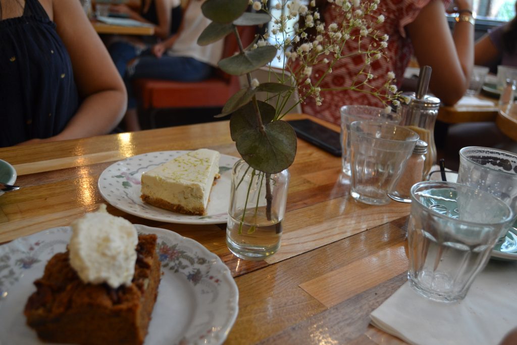 Photo de nos desserts, cheesecake et carrot cake