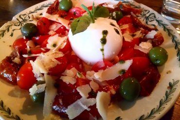 Photo de ma salade tomates, olives, mozzarella