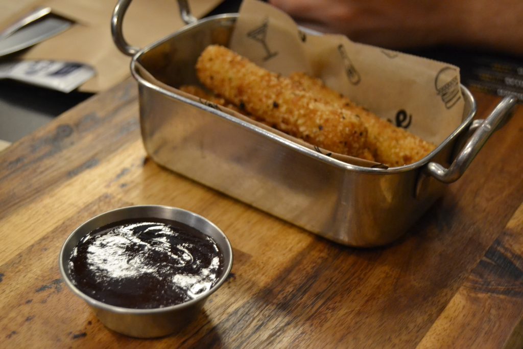 Photo des sticks de mozzarella dans un contenant en métal et sa sauce barbecue