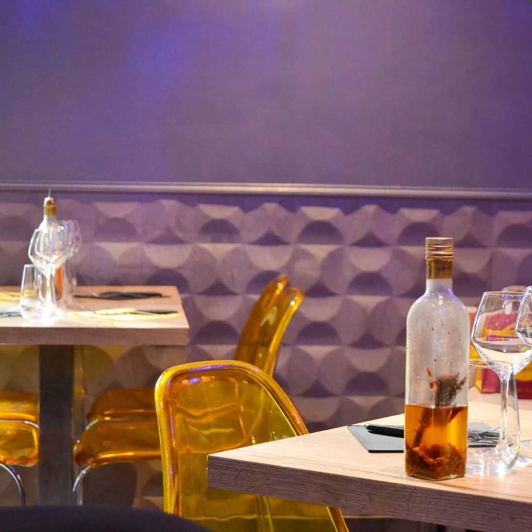 Voici un petit aperçu de la salle de @chiarodiluna_35 📷
J'aime bien le contraste entre le chaud de l'huile ou des tables, avec le froid de la lumière et des murs 😊 Et mon amour du jaune est encore une fois satisfait avec ces jolies chaises 💛
Vous êtes plutôt team couleur chaudes, froides ou un savant mélange comme ici ?

#saintmalo #bretagne #ilovetravel #ileetvilaine #bonneadresse #bonneadressesaintmalo #blogtrip #repas #restaurant #breizh #tourisme #chiarodiluna #pizza #pizzeria #preti #santmaloù