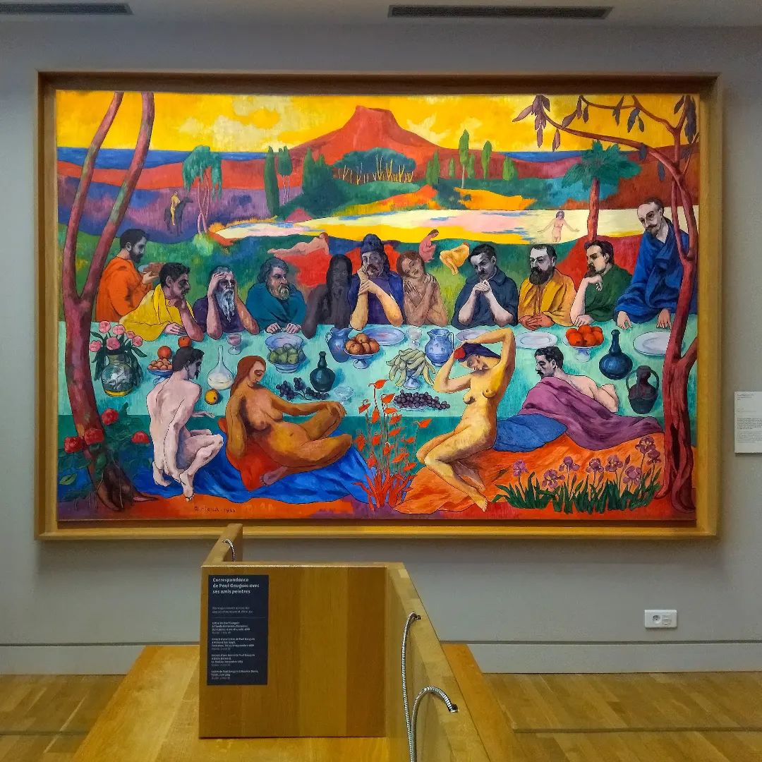 Aujourd'hui je vous parle de ce tableau intitulé "Hommage à Gauguin", peint en 1906 par Pierre Girieud. Je n'ai pas la prétention de connaître quoi que ce soit en peinture mais je peux vous partager ce que j'ai lu au sujet de ce tableau.
Peut-être vous fait-il penser à la Cène. En effet, Gauguin qui est à l'origine de l'École de Pont-Aven, est représenté au centre et dans la lumière. Comme si le mentor partageait son dernier repas avec ses disciples. L'arrière plan est inspiré des toiles de Gauguin. Le tableau est très coloré avec de forts contrastes dans le style Fauviste.
J'aime assez le contraste de cette toile et le mélange des éléments que je trouve intéressant.
Si vous voulez voir ce tableau, il est exposé au @museepontaven
#musée #muséepontaven #museepontaven #mirdi #gauguin #paulgauguin #ecoledepontaven #hommageagauguin #musee #culture #peinture #fauvisme #pierregirieud #girieud #cene #toutcommenceenfinistere #tourism #tourisme