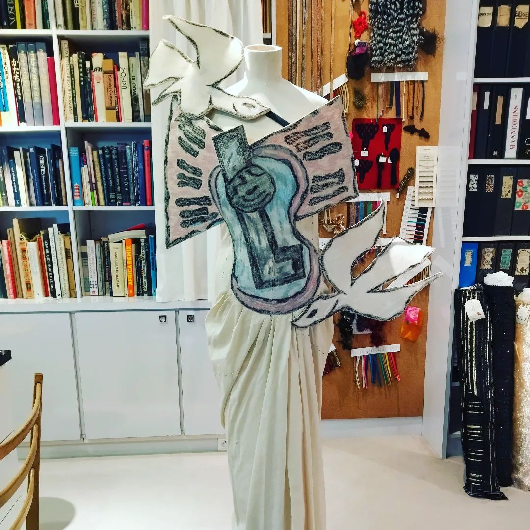 Cette belle robe Yves Saint Laurent est visible dans le musée éponyme de Paris. Elle trône dans le cabinet de travail du styliste, entre les bureau, les tissus et les livres. Tout est resté tel quel depuis le départ de monsieur Saint Laurent. C'est hyper intéressant et aide vraiment à s'immerger dans l'ambiance et à comprendre comment le talent s'exprimait.
Ça vous plaît ?
#mirdi #musée #museeysl #museeyvessaintlaurentparis #ysl #yvessaintlaurent #hautecouture #culture #musee #museeyvessaintlaurent #museeyslparis